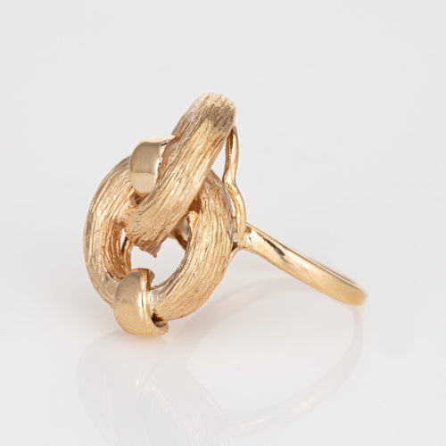 Bague Bague nœud infini vintage années 1970 en or jaune 14k, corail et rubis 58 Facettes G12466