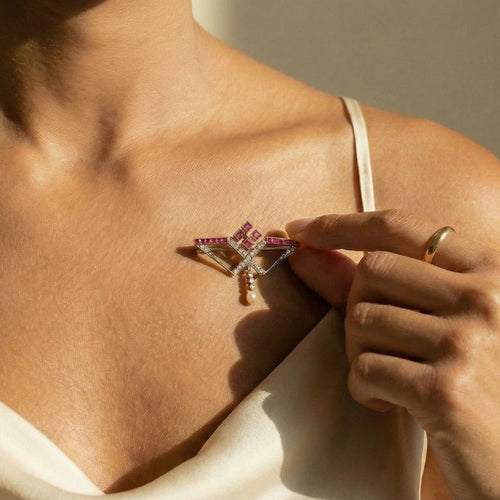 Montre Brosche antique en or jaune 750 avec rubis, diamants taille rose et perle 58 Facettes