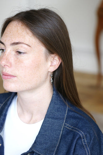 Boucles d'oreilles Boucles d'oreilles dormeuses anciennes en or jaune 18kt, argent et diamants 58 Facettes