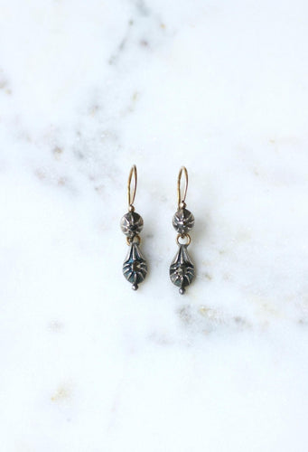 Boucles d'oreilles Boucles d'oreilles dormeuses anciennes en or jaune 18kt, argent et diamants 58 Facettes