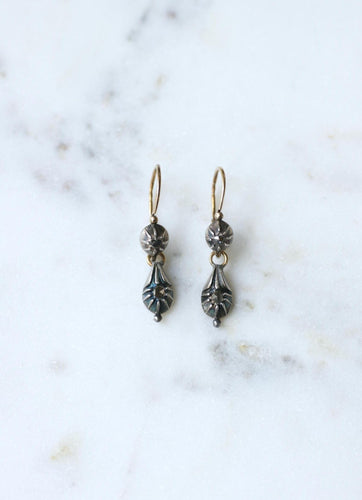 Boucles d'oreilles Boucles d'oreilles dormeuses anciennes en or jaune 18kt, argent et diamants 58 Facettes