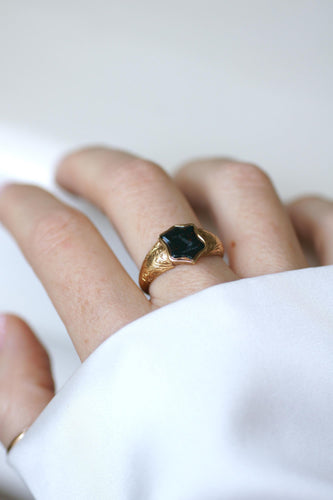 Bague 60 Chevalière - Bague intaille jaspe sanguin bras issant en or jaune 58 Facettes