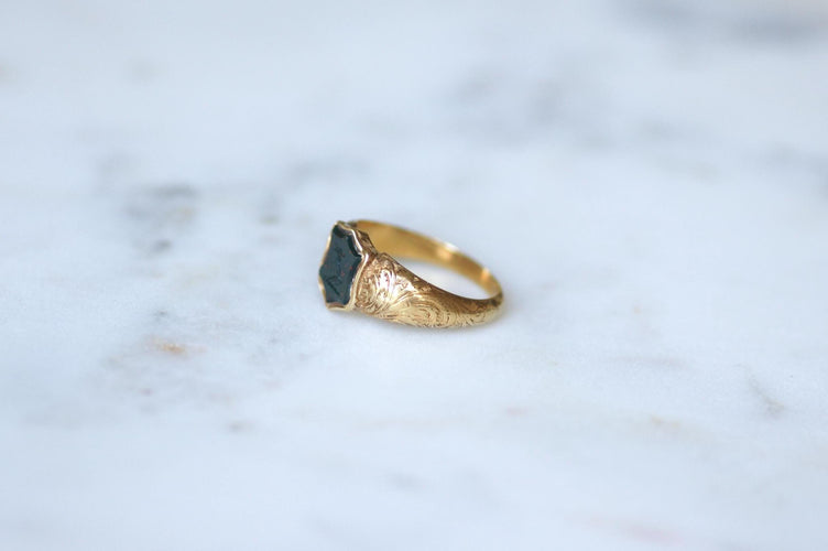 Bague 60 Chevalière - Bague intaille jaspe sanguin bras issant en or jaune 58 Facettes
