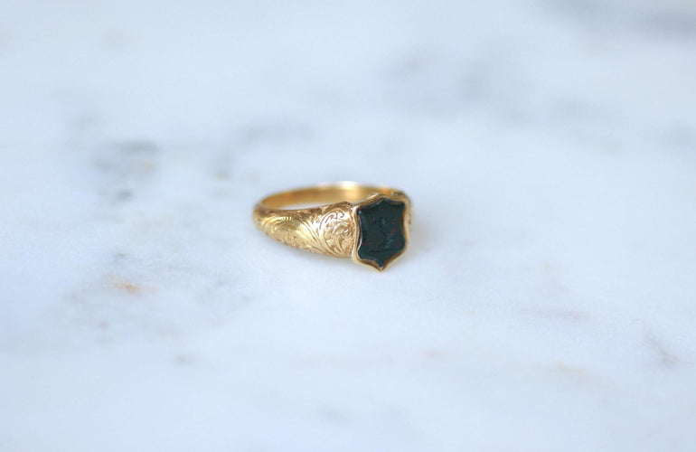 Bague 60 Chevalière - Bague intaille jaspe sanguin bras issant en or jaune 58 Facettes