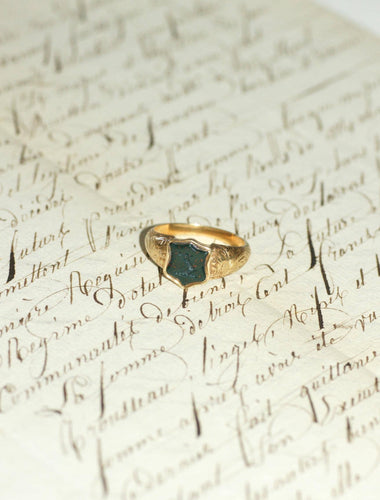 Bague 60 Chevalière - Bague intaille jaspe sanguin bras issant en or jaune 58 Facettes