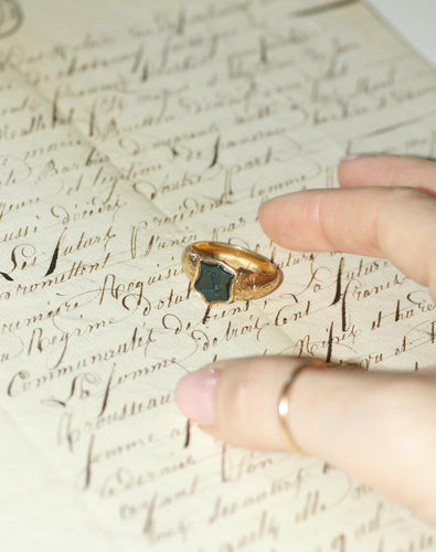 Bague 60 Chevalière - Bague intaille jaspe sanguin bras issant en or jaune 58 Facettes