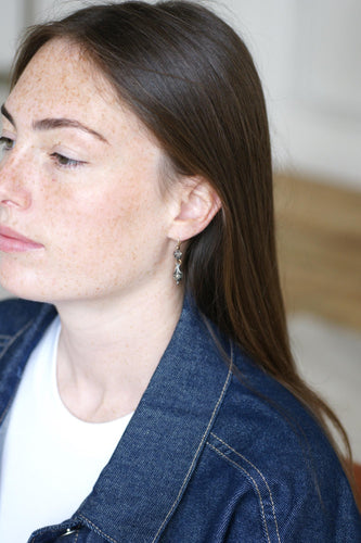 Boucles d'oreilles Boucles d'oreilles dormeuses anciennes en or jaune 18kt, argent et diamants 58 Facettes