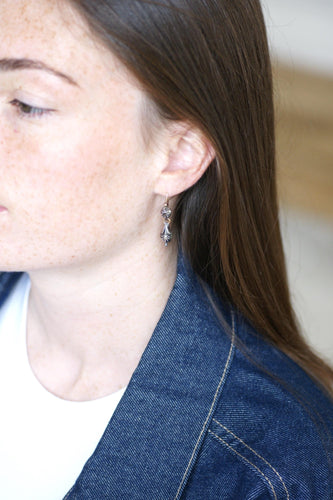 Boucles d'oreilles Boucles d'oreilles dormeuses anciennes en or jaune 18kt, argent et diamants 58 Facettes