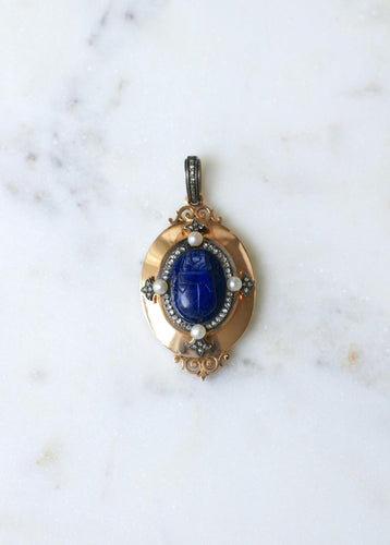 Pendentif Pendentif médaillon scarabée en or rose 18k et argent, lapis-lazuli, perles, diamants 58 Facettes