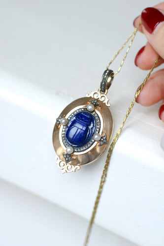 Pendentif Pendentif médaillon scarabée en or rose 18k et argent, lapis-lazuli, perles, diamants 58 Facettes