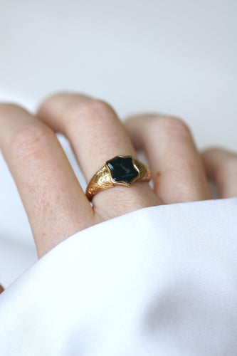 Bague 60 Chevalière - Bague intaille jaspe sanguin bras issant en or jaune 58 Facettes