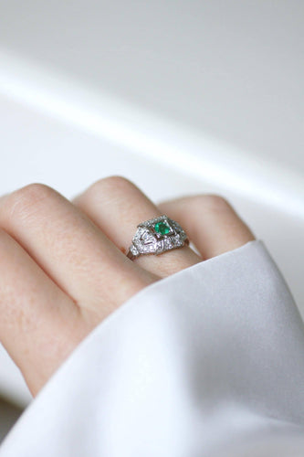 Bague 56 Bague Art Déco sertie d’une émeraude en platine et diamants 58 Facettes