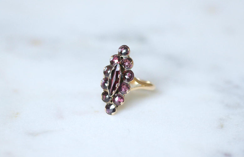 Bague 55 Bague marquise en or rose 18kt et grenats sur paillon 58 Facettes