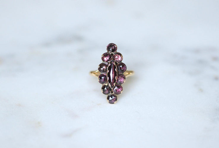Bague 55 Bague marquise en or rose 18kt et grenats sur paillon 58 Facettes