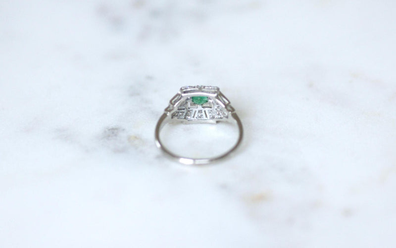 Bague 56 Bague Art Déco sertie d’une émeraude en platine et diamants 58 Facettes