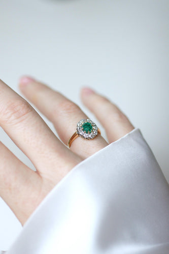 Bague 48 Bague marguerite ancienne en or jaune 18kt, argent, émeraude et diamants 58 Facettes