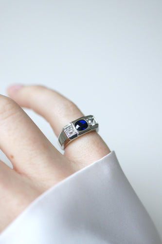 Bague 47 Bague chevalière Art Déco en platine et saphir non chauffé, diamants 58 Facettes