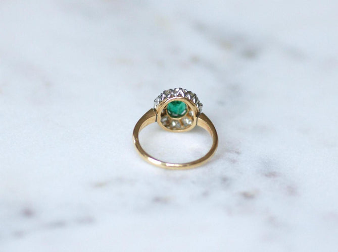 Bague 48 Bague marguerite ancienne en or jaune 18kt, argent, émeraude et diamants 58 Facettes