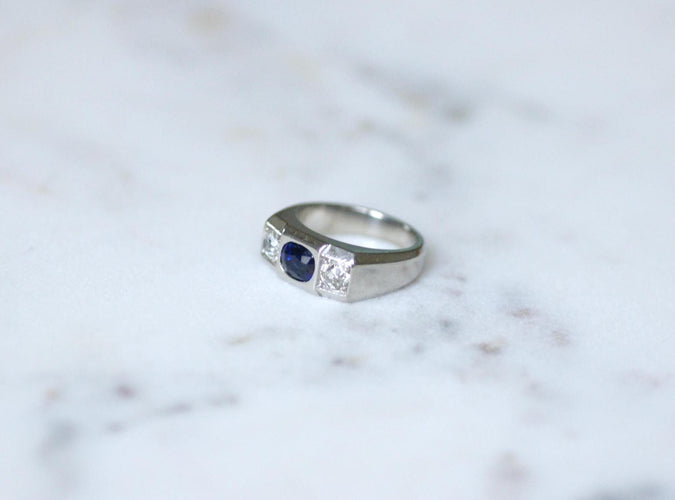 Bague 47 Bague chevalière Art Déco en platine et saphir non chauffé, diamants 58 Facettes