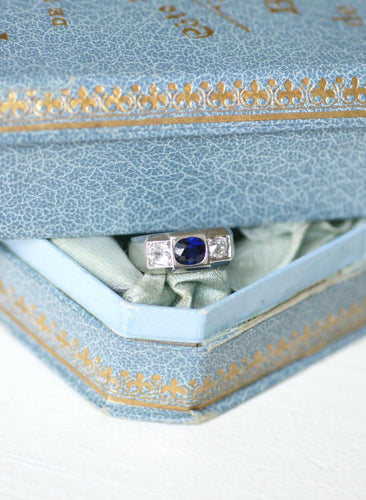 Bague 47 Bague chevalière Art Déco en platine et saphir non chauffé, diamants 58 Facettes