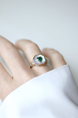 Bague Bague cœur en or jaune 18k, émeraude, diamants et nacre 58 Facettes