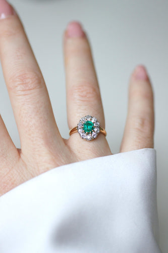 Bague 48 Bague marguerite ancienne en or jaune 18kt, argent, émeraude et diamants 58 Facettes