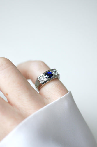 Bague 47 Bague chevalière Art Déco en platine et saphir non chauffé, diamants 58 Facettes