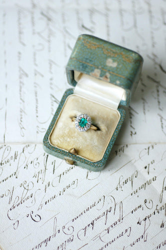 Bague 48 Bague marguerite ancienne en or jaune 18kt, argent, émeraude et diamants 58 Facettes