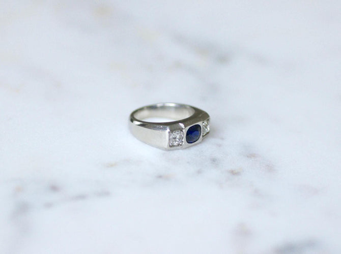 Bague 47 Bague chevalière Art Déco en platine et saphir non chauffé, diamants 58 Facettes