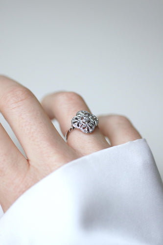 Bague 49 Bague marguerite polylobée Art Déco en or blanc 18kt et diamants 58 Facettes