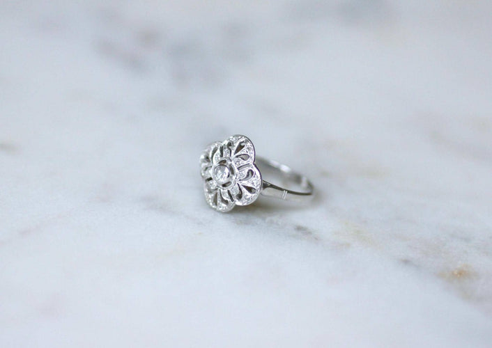Bague 49 Bague marguerite polylobée Art Déco en or blanc 18kt et diamants 58 Facettes