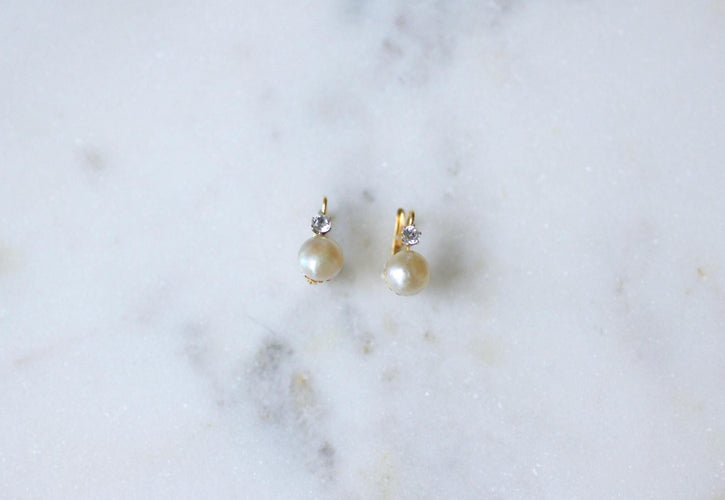 Boucles d'oreilles Boucles d’oreilles dormeuses perles mabé et saphirs blancs en or jaune 18k 58 Facettes