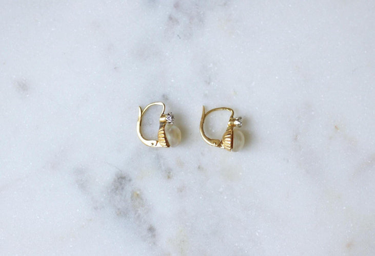 Boucles d'oreilles Boucles d’oreilles dormeuses perles mabé et saphirs blancs en or jaune 18k 58 Facettes