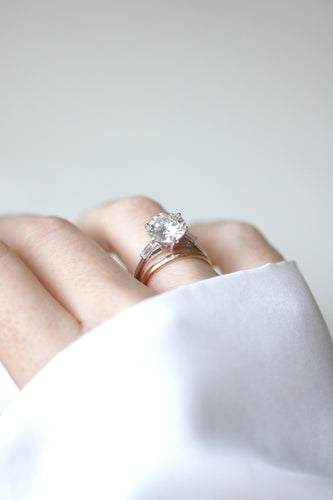 Bague 55 Bague solitaire en or blanc avec diamant 3.18 ct et diamants baguette 58 Facettes