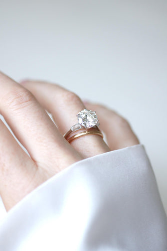 Bague 55 Bague solitaire en or blanc avec diamant 3.18 ct et diamants baguette 58 Facettes