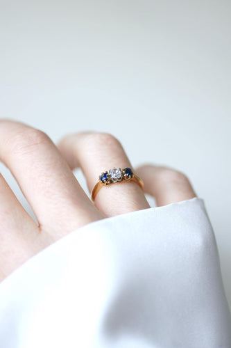 Bague 51 Bague jarretière ancienne en or jaune 18kt et platine, saphirs et diamant 58 Facettes