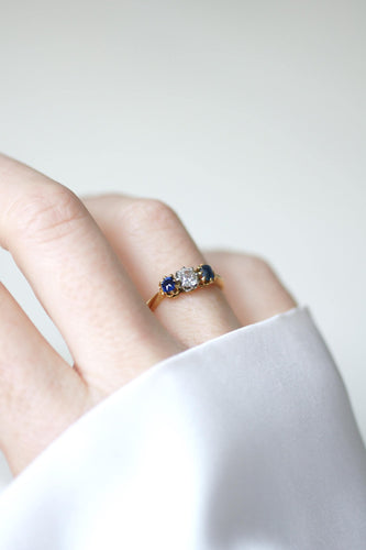 Bague 51 Bague jarretière ancienne en or jaune 18kt et platine, saphirs et diamant 58 Facettes