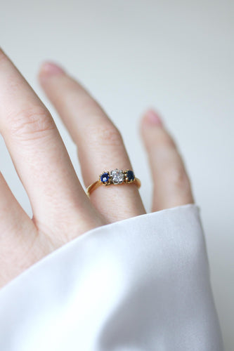 Bague 51 Bague jarretière ancienne en or jaune 18kt et platine, saphirs et diamant 58 Facettes