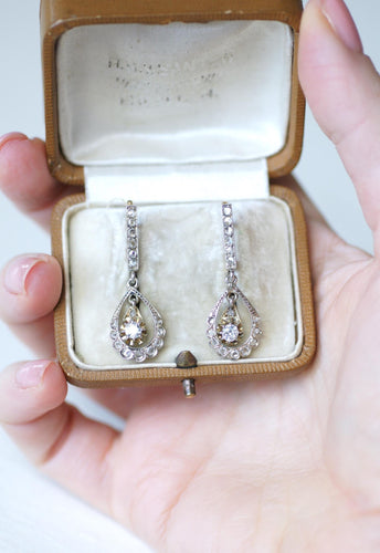 Boucles d'oreilles Boucles d’oreilles dormeuses goutte Art Déco en or jaune et blanc et diamants 58 Facettes