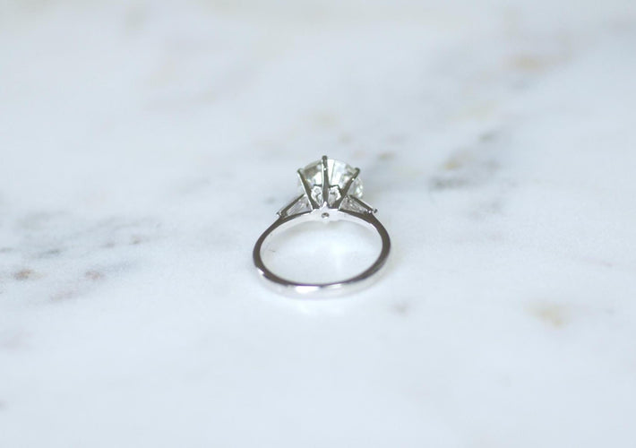 Bague 55 Bague solitaire en or blanc avec diamant 3.18 ct et diamants baguette 58 Facettes