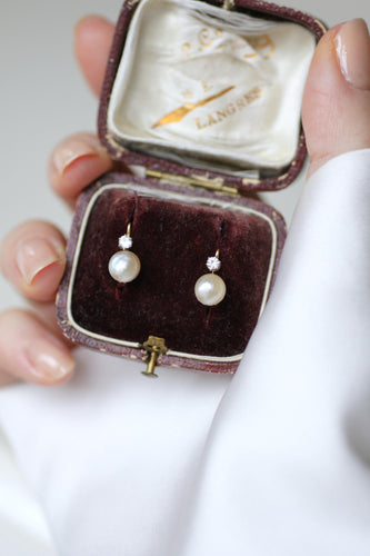 Boucles d'oreilles Boucles d’oreilles dormeuses perles mabé et saphirs blancs en or jaune 18k 58 Facettes