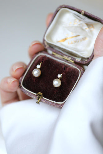 Boucles d'oreilles Boucles d’oreilles dormeuses perles mabé et saphirs blancs en or jaune 18k 58 Facettes