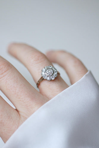 Bague 56 Bague marguerite Art Déco en or blanc et platine et diamants 58 Facettes