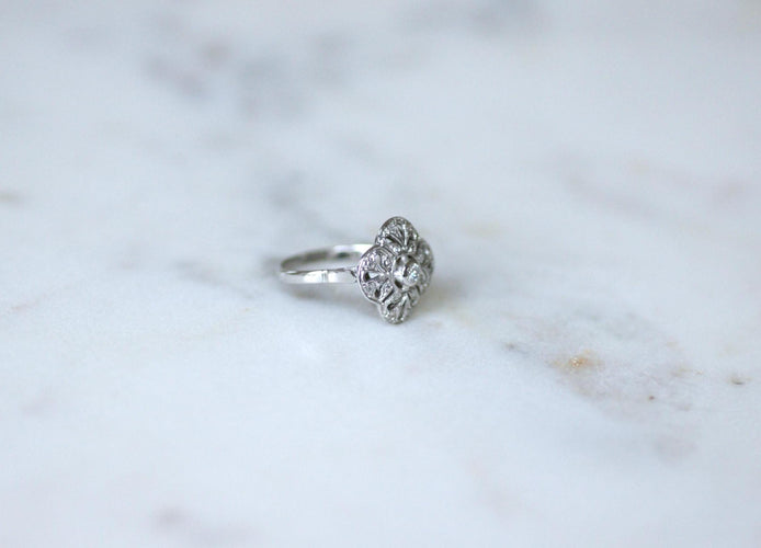 Bague 49 Bague marguerite polylobée Art Déco en or blanc 18kt et diamants 58 Facettes