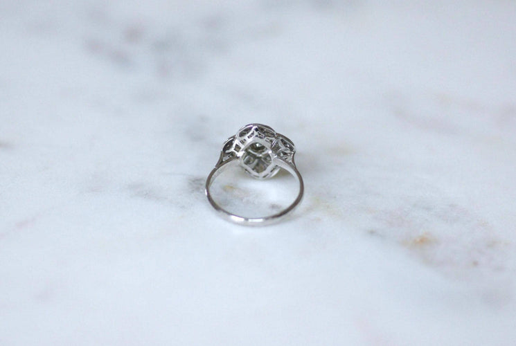 Bague 49 Bague marguerite polylobée Art Déco en or blanc 18kt et diamants 58 Facettes