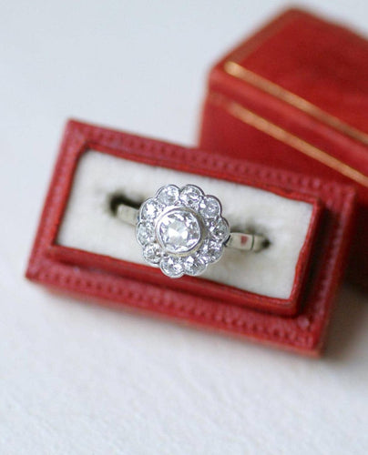 Bague 56 Bague marguerite Art Déco en or blanc et platine et diamants 58 Facettes