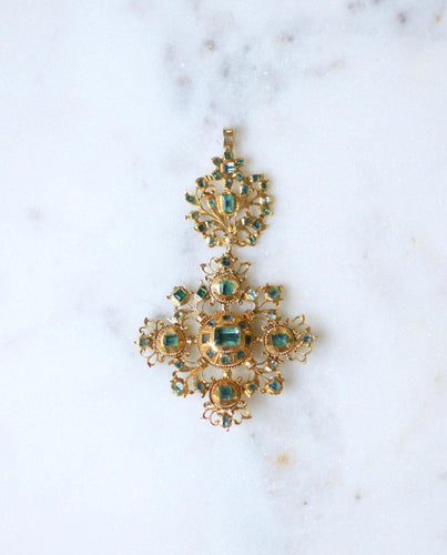 Croix XVIIIe siècle (Espagne) en or jaune 18kt pavée d’émeraudes 58 Facettes