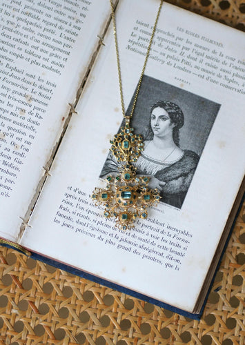 Croix XVIIIe siècle (Espagne) en or jaune 18kt pavée d’émeraudes 58 Facettes