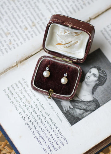 Boucles d'oreilles Boucles d’oreilles dormeuses perles mabé et saphirs blancs en or jaune 18k 58 Facettes