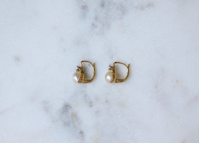 Boucles d'oreilles Boucles d’oreilles dormeuses perles mabé et saphirs blancs en or jaune 18k 58 Facettes